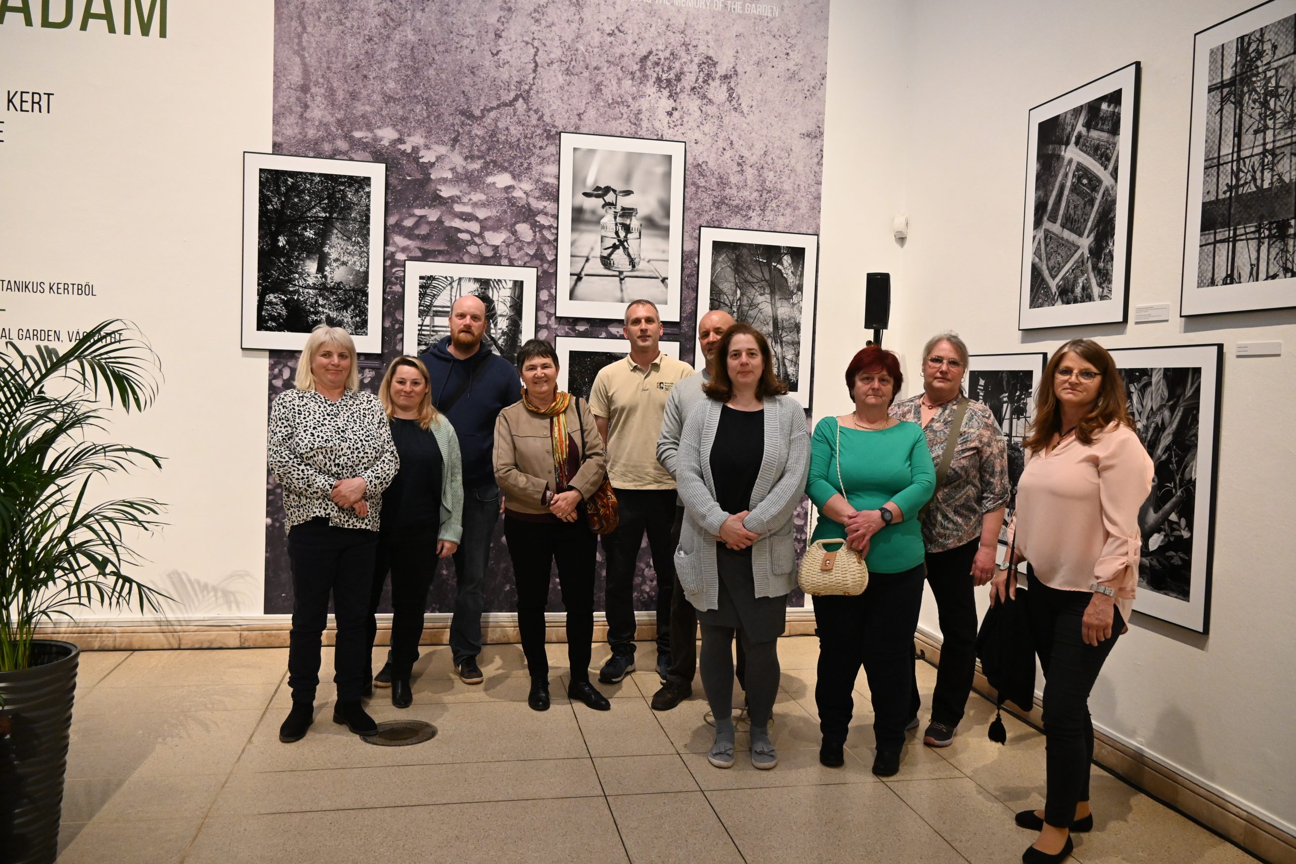 kollégáink Urbán Ádám 
fotókiállításának megnyitóján